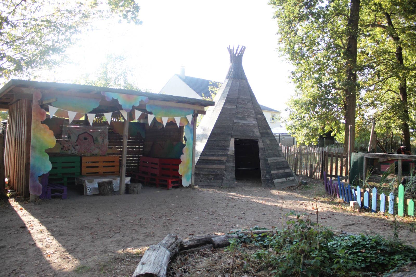 Espace anniversaire de la Ferme Rainbow (tipi et pergola)